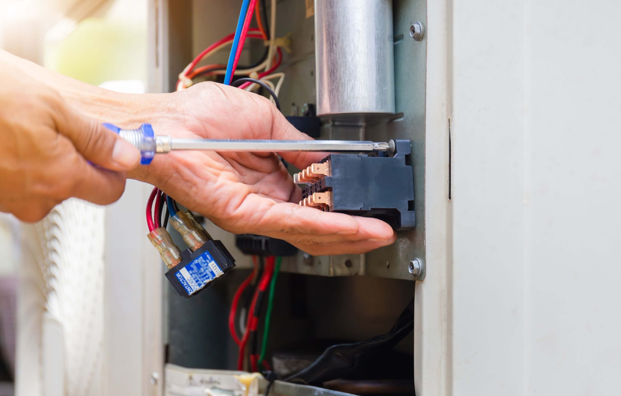 Service technician performing a humidifier maintenance service.